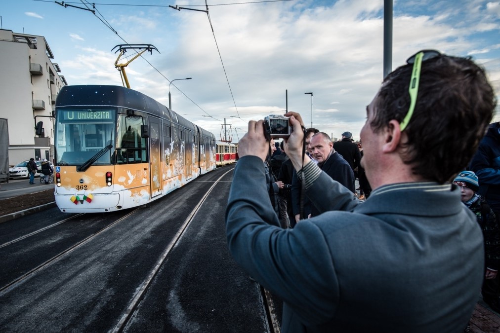 Tramvaj přijíždějící do kampusu